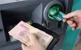 VIDEO: Lượng người rút tiền tại các máy ATM giảm mạnh trong những ngày cuối năm